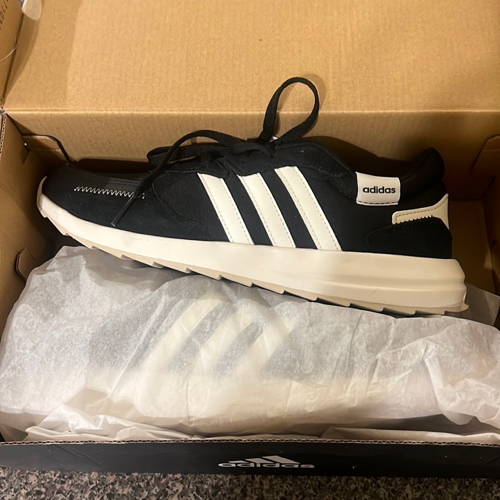 Brand New Adidas Retrorun women’s Size 9